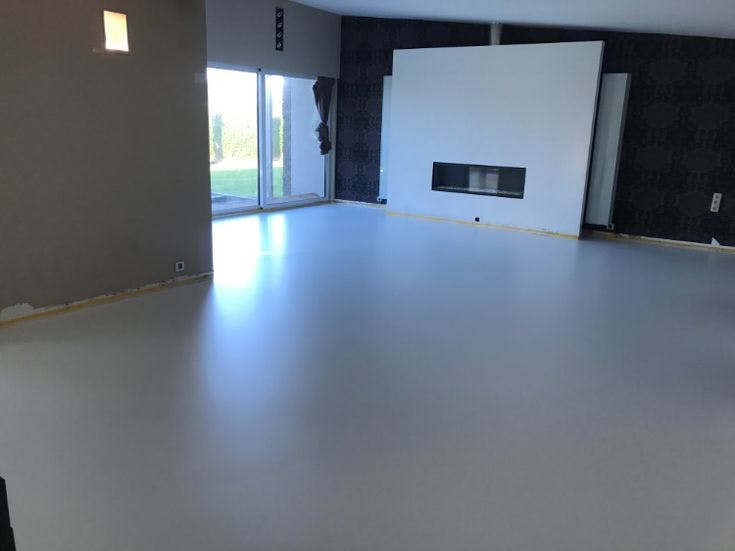 Gietvloer aangebracht in de woonkamer
