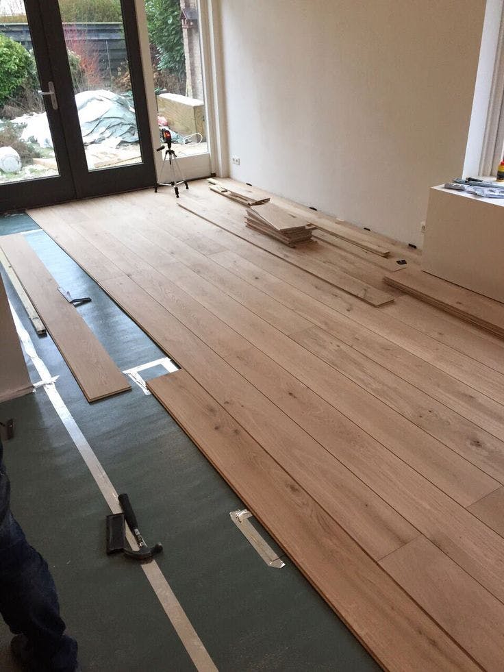 Houten vloer wordt geplaatst Vloer-Gigant
